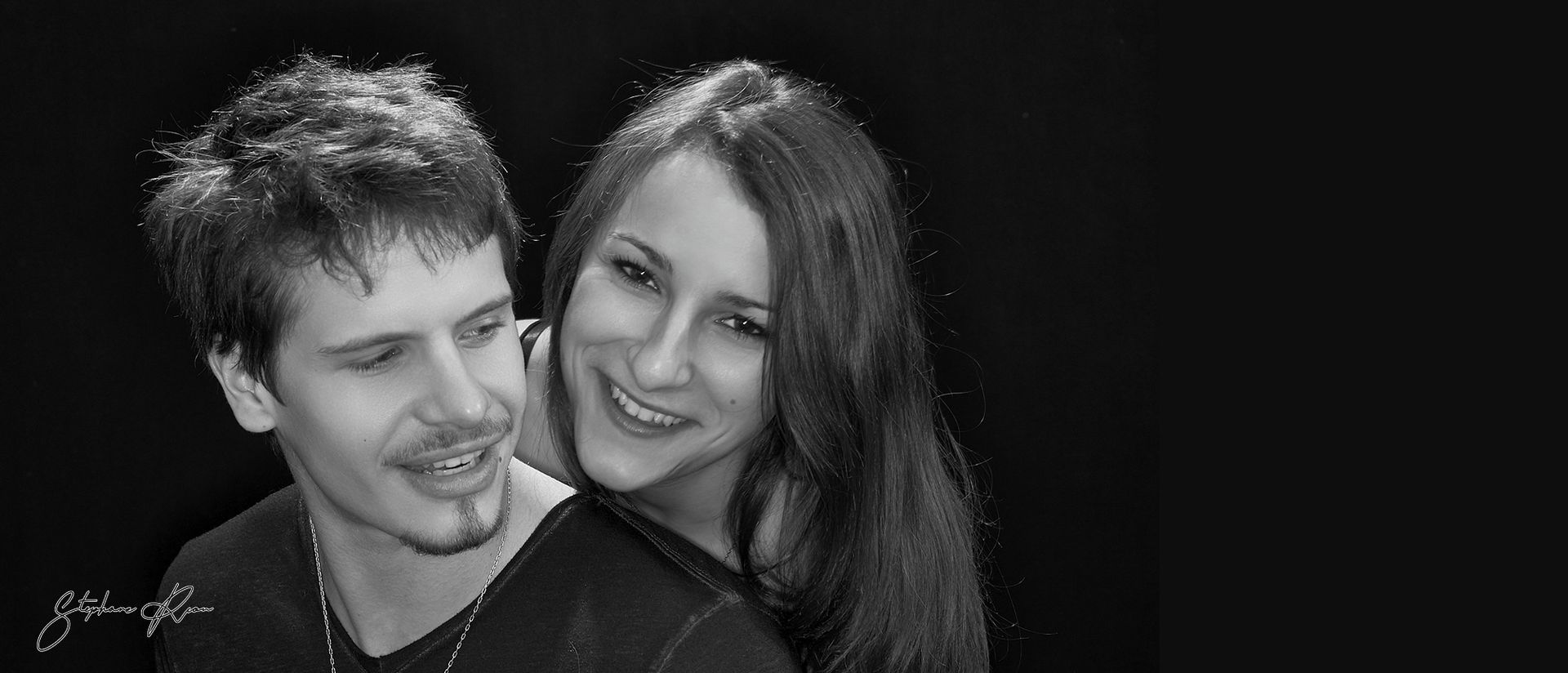 Portrait de couple en noir et blanc, souriants