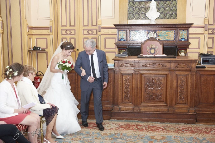 Marie et Nelson père et mariée à la mairie